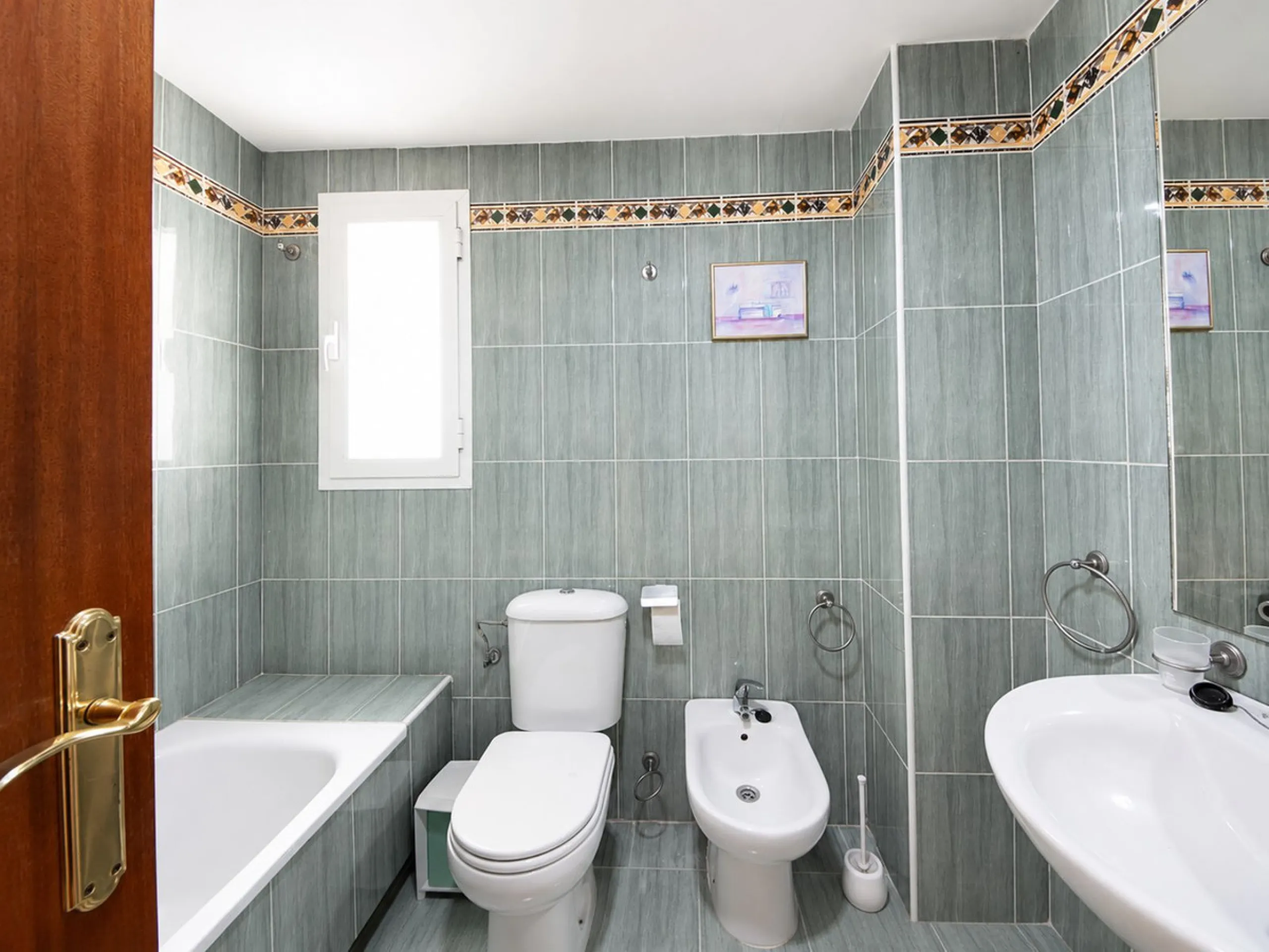 Bright family apartment with sea views with 3 bedrooms, 2 bathrooms, terrace, and communal pool.