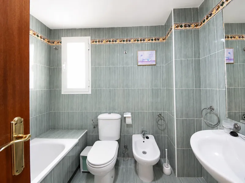 Bright family apartment with sea views with 3 bedrooms, 2 bathrooms, terrace, and communal pool.