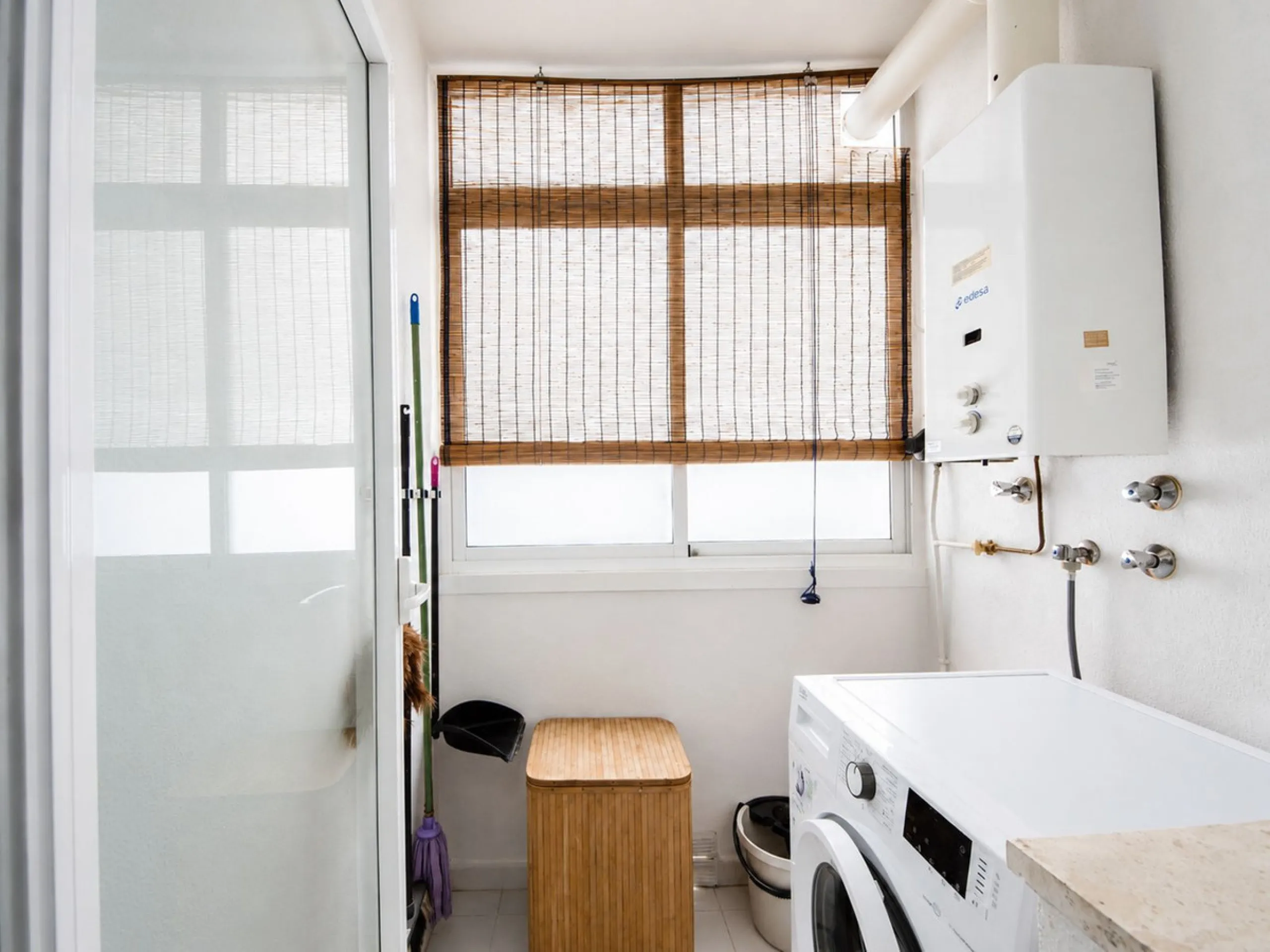 Bright family apartment with sea views with 3 bedrooms, 2 bathrooms, terrace, and communal pool.