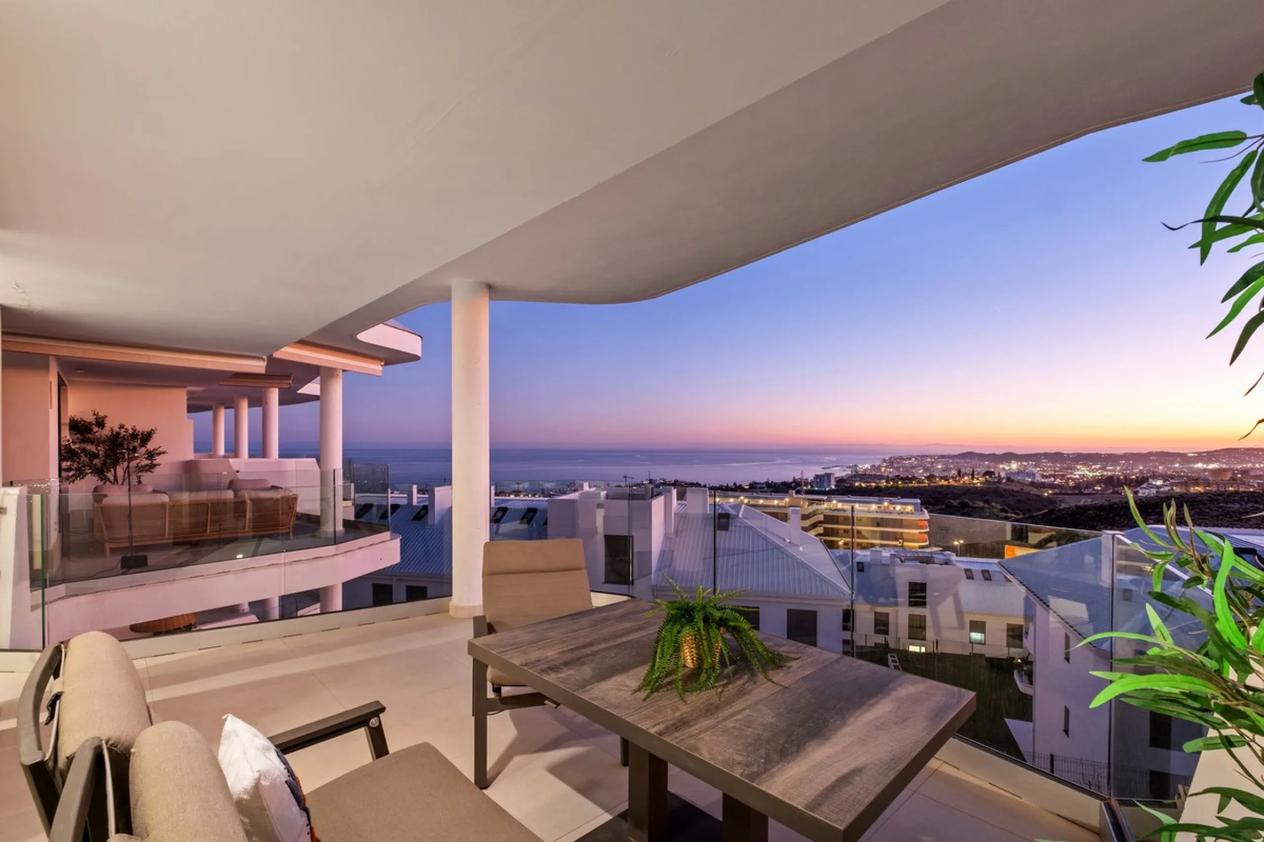 Apartment - Top Floor Apartment в продаже в Fuengirola, Málaga. В доме 3 спален и 2 ванных комнат. Площадь дома 92 м²