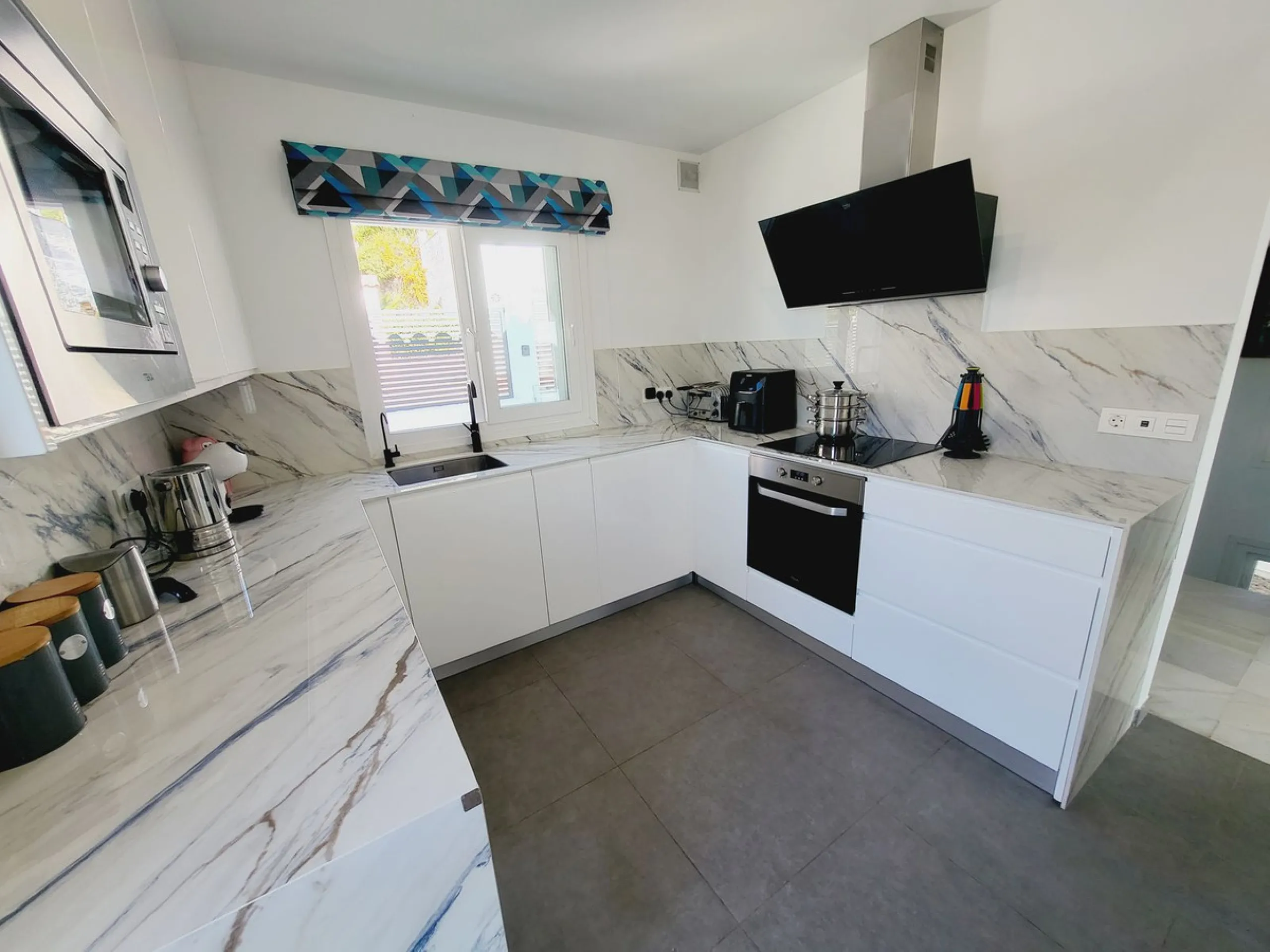 SUPERB VILLA SITUATED IN LOWER RIVIERA THAT ENJOYS THE MOST SPECTACULAR SEA VIEWS!