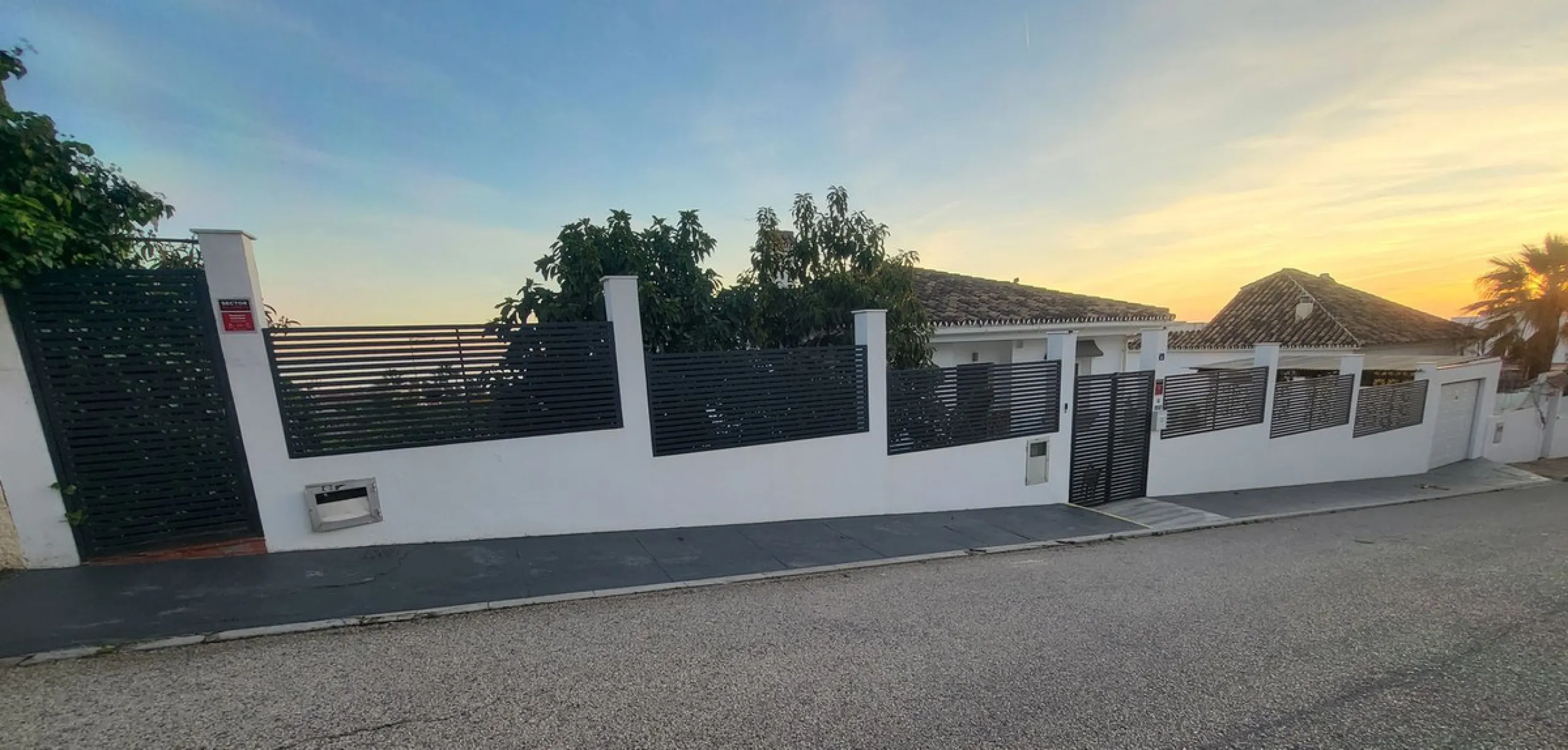 SUPERB VILLA SITUATED IN LOWER RIVIERA THAT ENJOYS THE MOST SPECTACULAR SEA VIEWS!