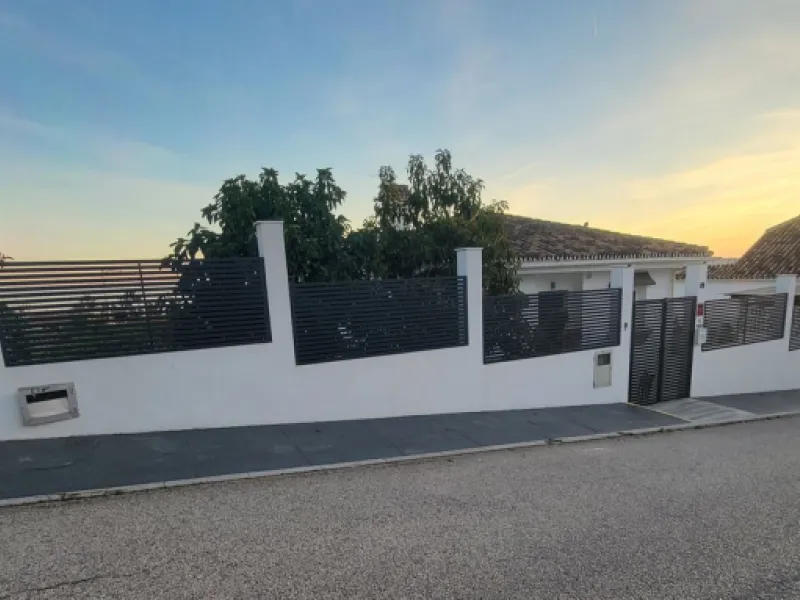 SUPERB VILLA SITUATED IN LOWER RIVIERA THAT ENJOYS THE MOST SPECTACULAR SEA VIEWS!