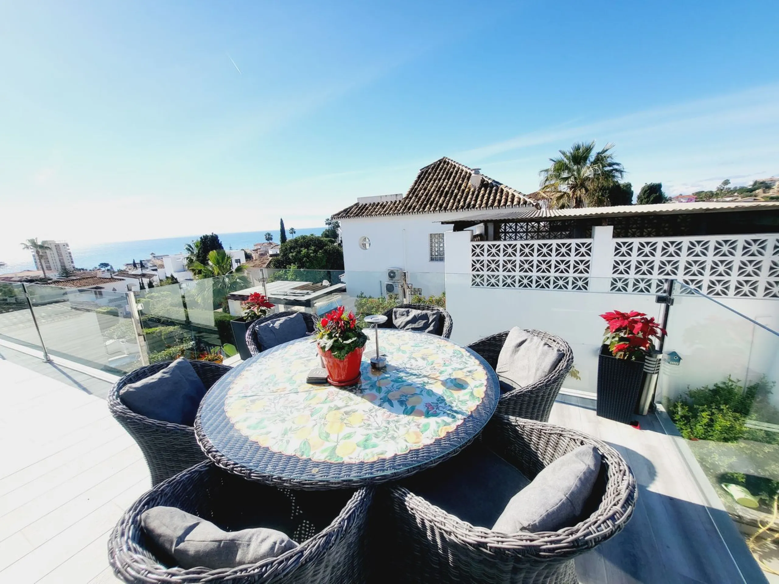SUPERB VILLA SITUATED IN LOWER RIVIERA THAT ENJOYS THE MOST SPECTACULAR SEA VIEWS!