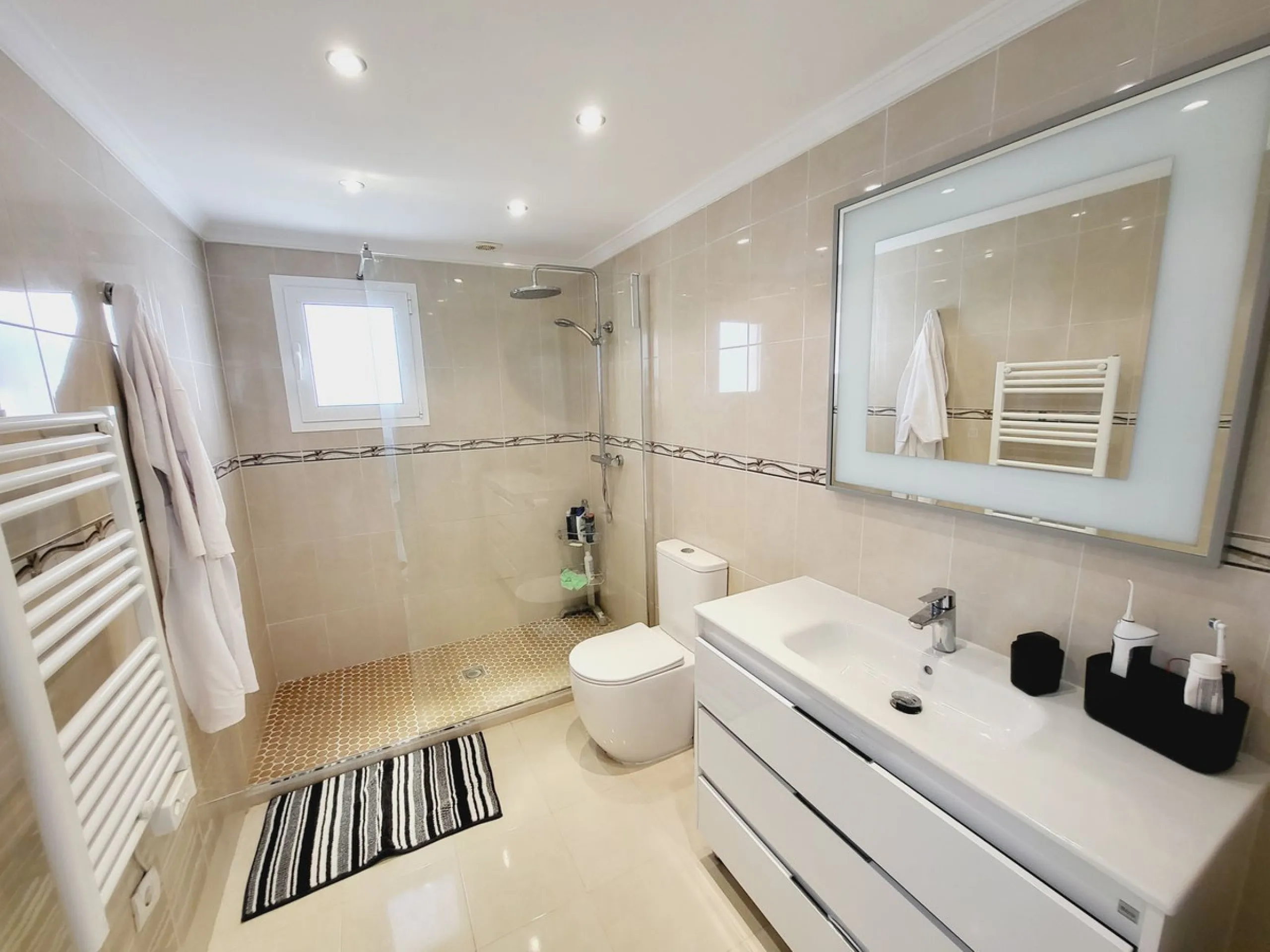 SUPERB VILLA SITUATED IN LOWER RIVIERA THAT ENJOYS THE MOST SPECTACULAR SEA VIEWS!