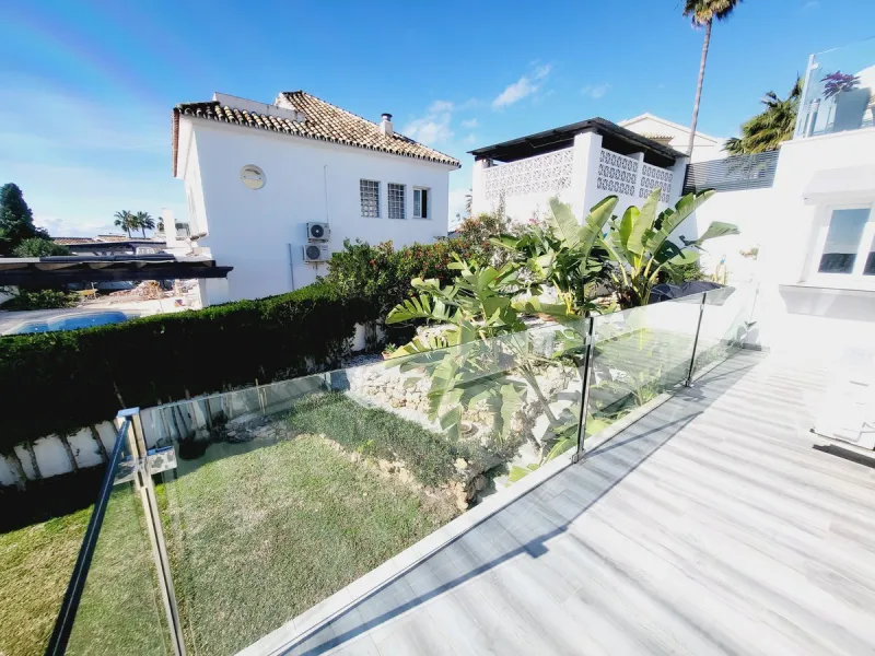 SUPERB VILLA SITUATED IN LOWER RIVIERA THAT ENJOYS THE MOST SPECTACULAR SEA VIEWS!