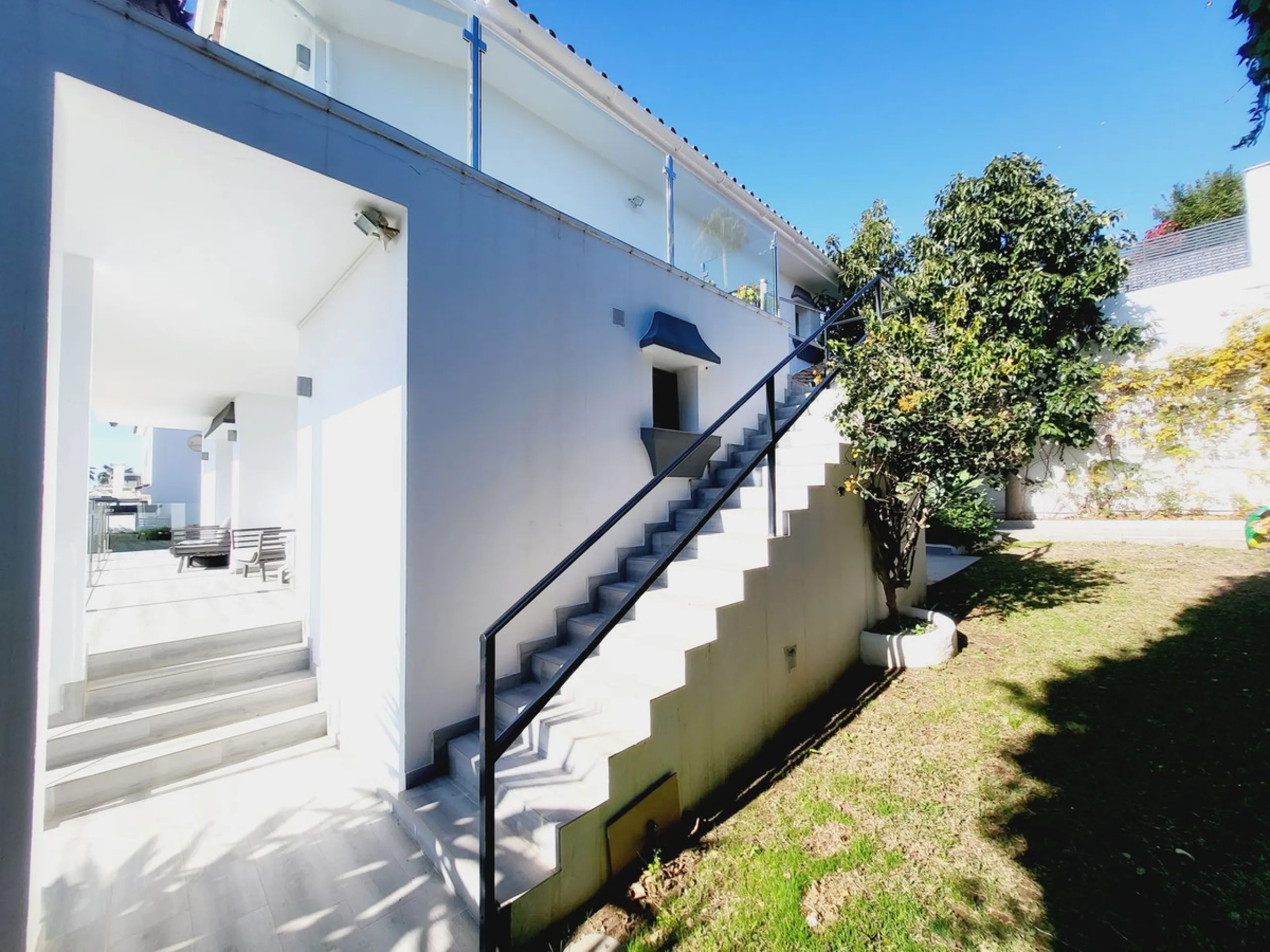 SUPERB VILLA SITUATED IN LOWER RIVIERA THAT ENJOYS THE MOST SPECTACULAR SEA VIEWS!