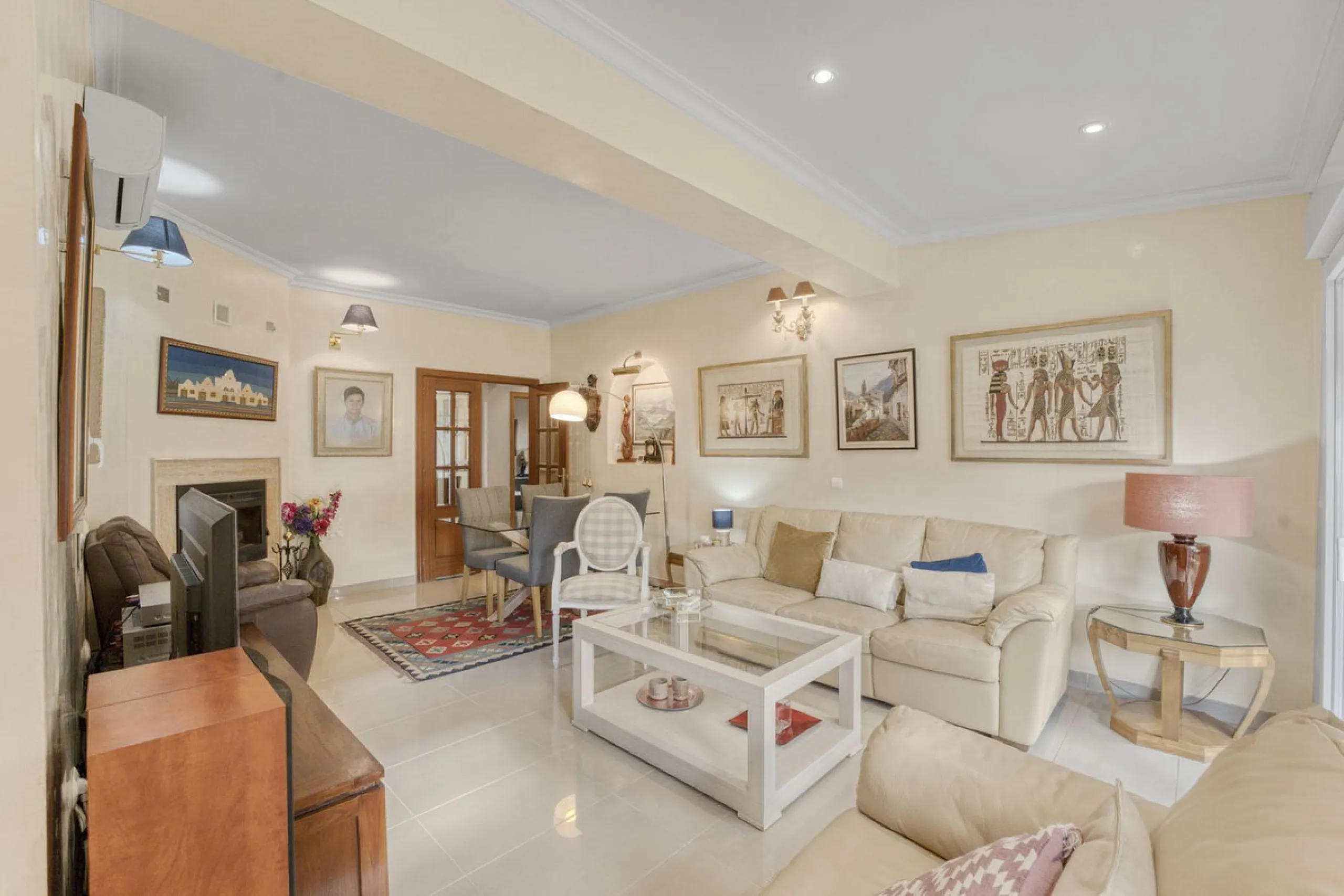 Diese beeindruckende Villa mit Aussicht – der ideale Rückzugsort für Ihre Familie