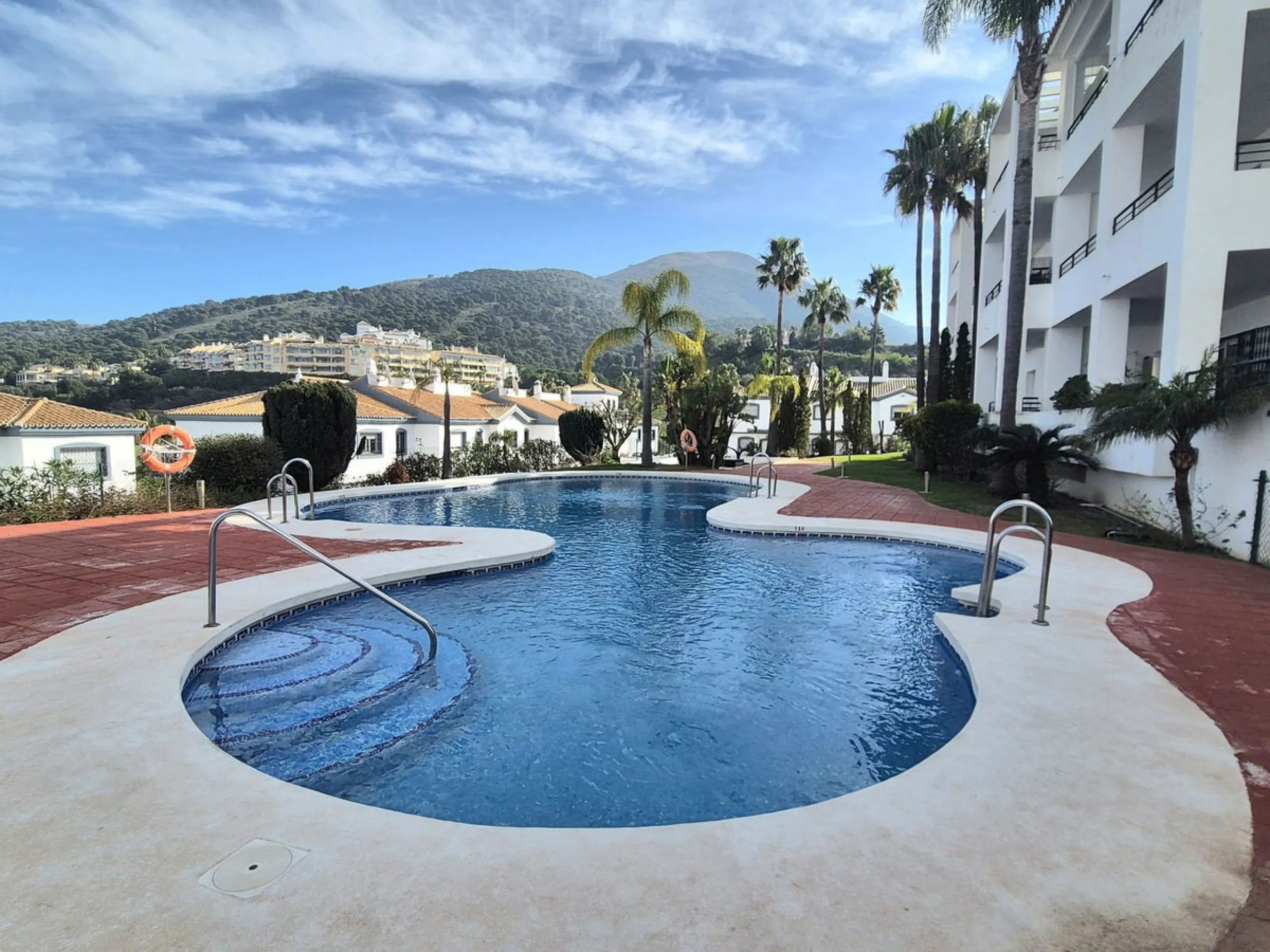 Reduced! Fantastic opportunity to purchase this 3 bed, 2 bath corner apartment in las brisas, Alhaurín Golf, Alhaurín el Grande.