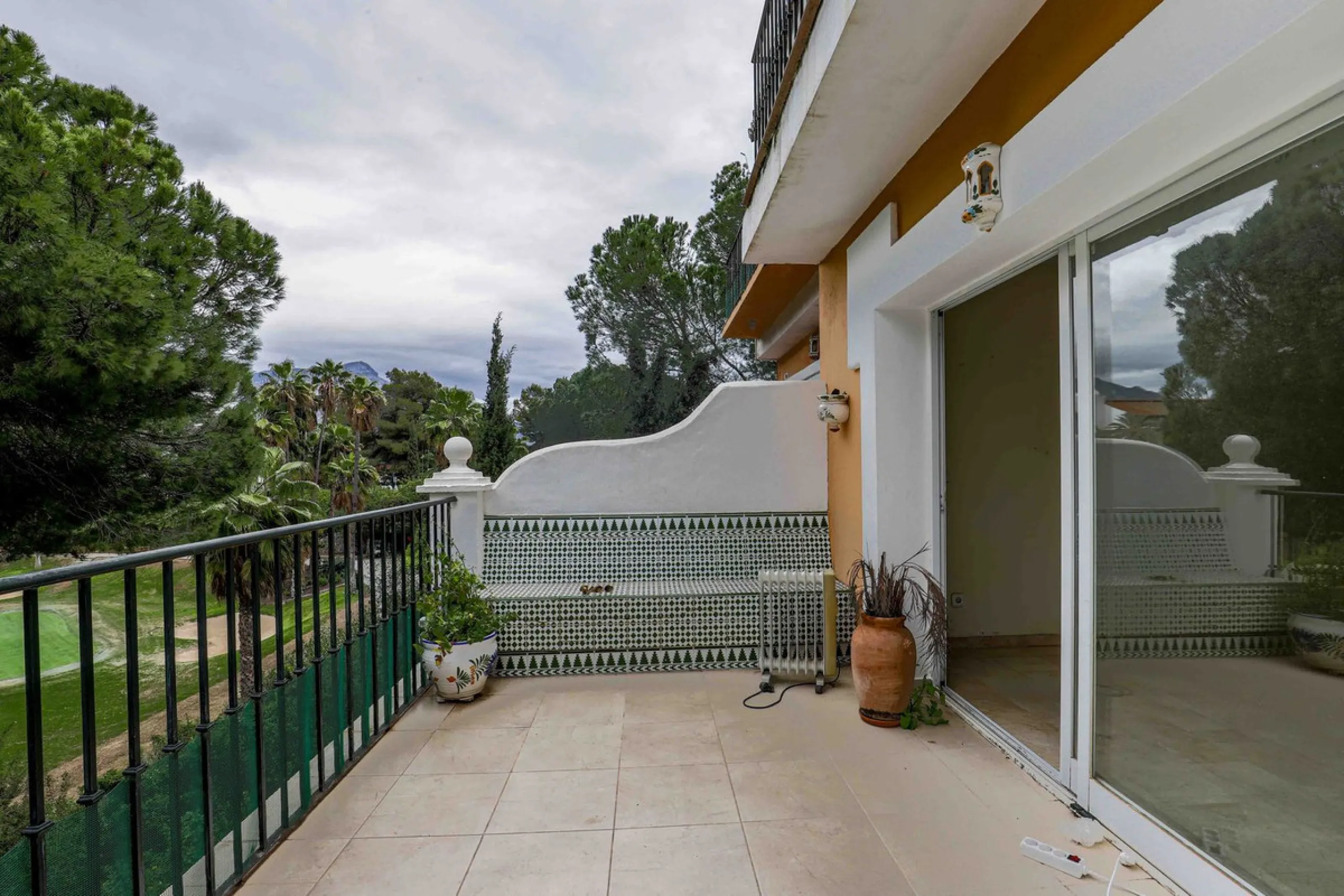 A fantastic investment opportunity in La Quinta, located directly on the La Quinta Golf & Country Club course.