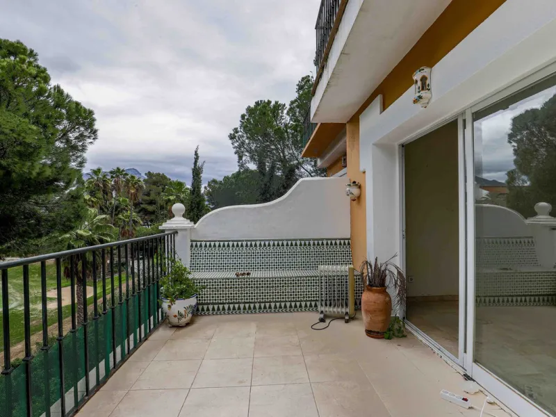 A fantastic investment opportunity in La Quinta, located directly on the La Quinta Golf & Country Club course.