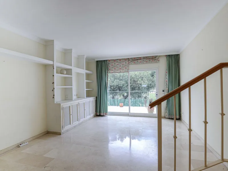 A fantastic investment opportunity in La Quinta, located directly on the La Quinta Golf & Country Club course.