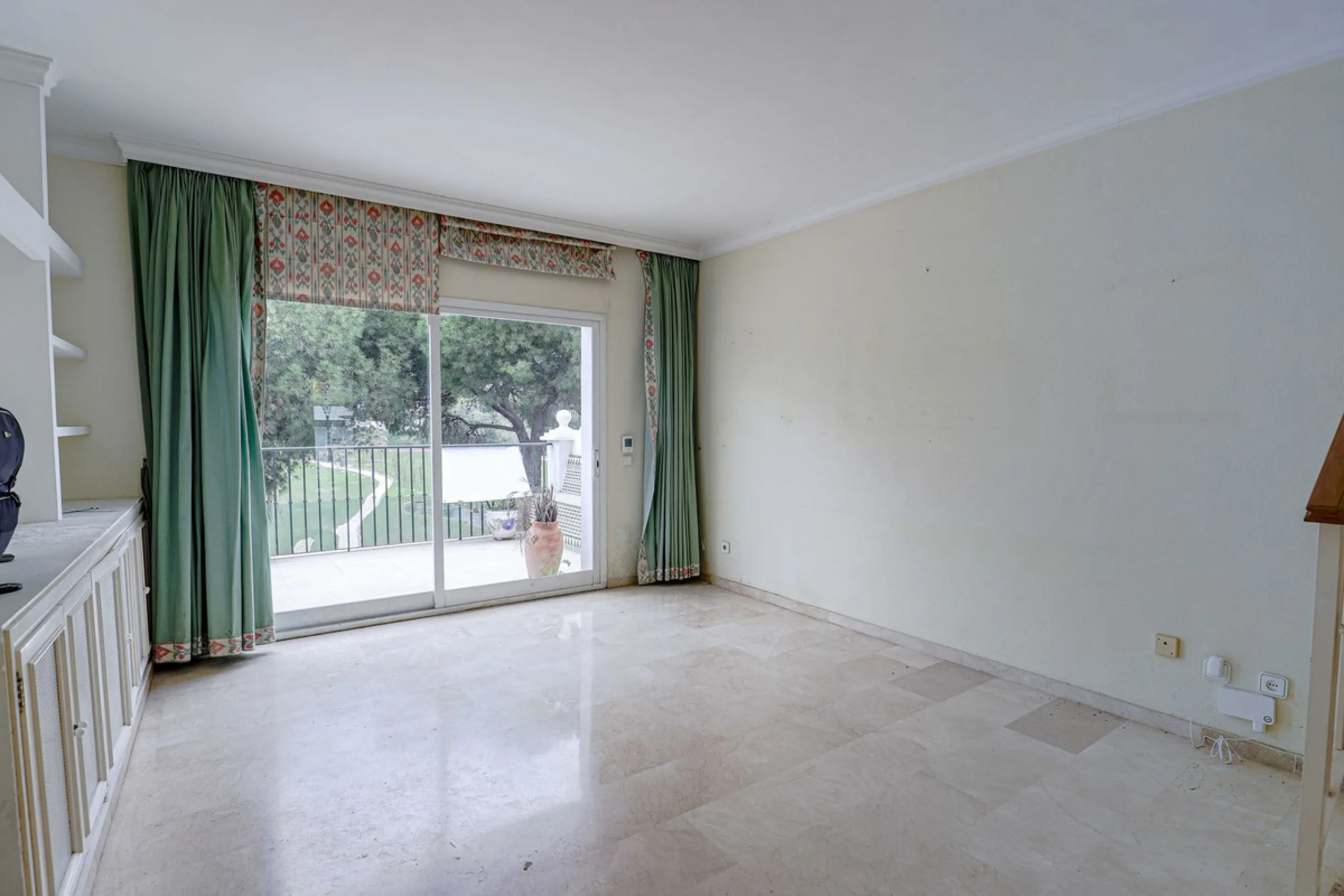 A fantastic investment opportunity in La Quinta, located directly on the La Quinta Golf & Country Club course.