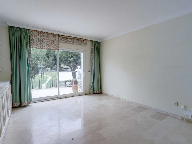A fantastic investment opportunity in La Quinta, located directly on the La Quinta Golf & Country Club course.