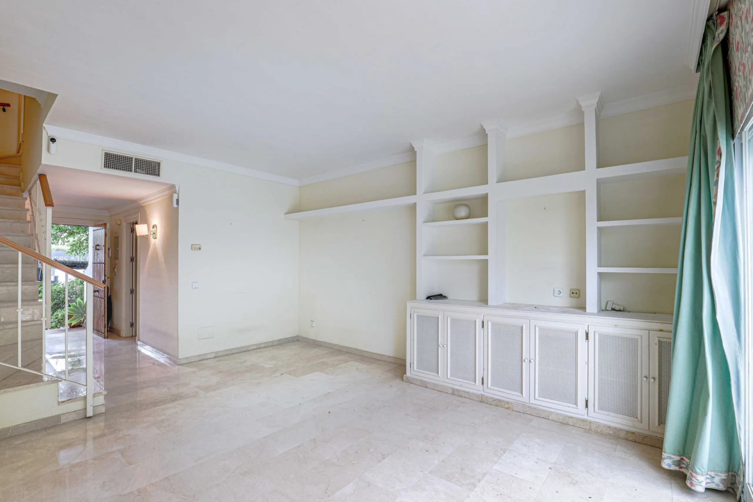 A fantastic investment opportunity in La Quinta, located directly on the La Quinta Golf & Country Club course.