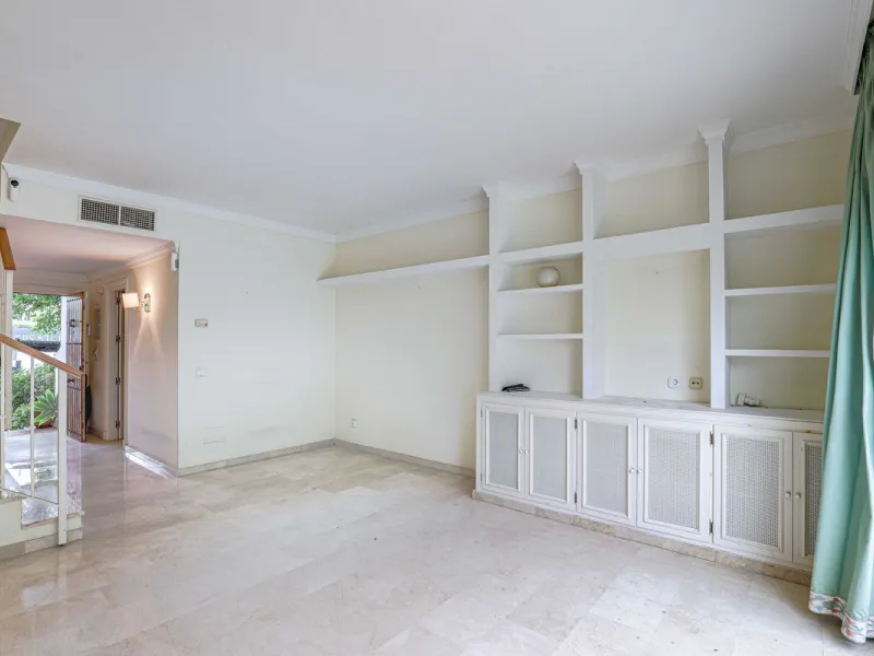 A fantastic investment opportunity in La Quinta, located directly on the La Quinta Golf & Country Club course.