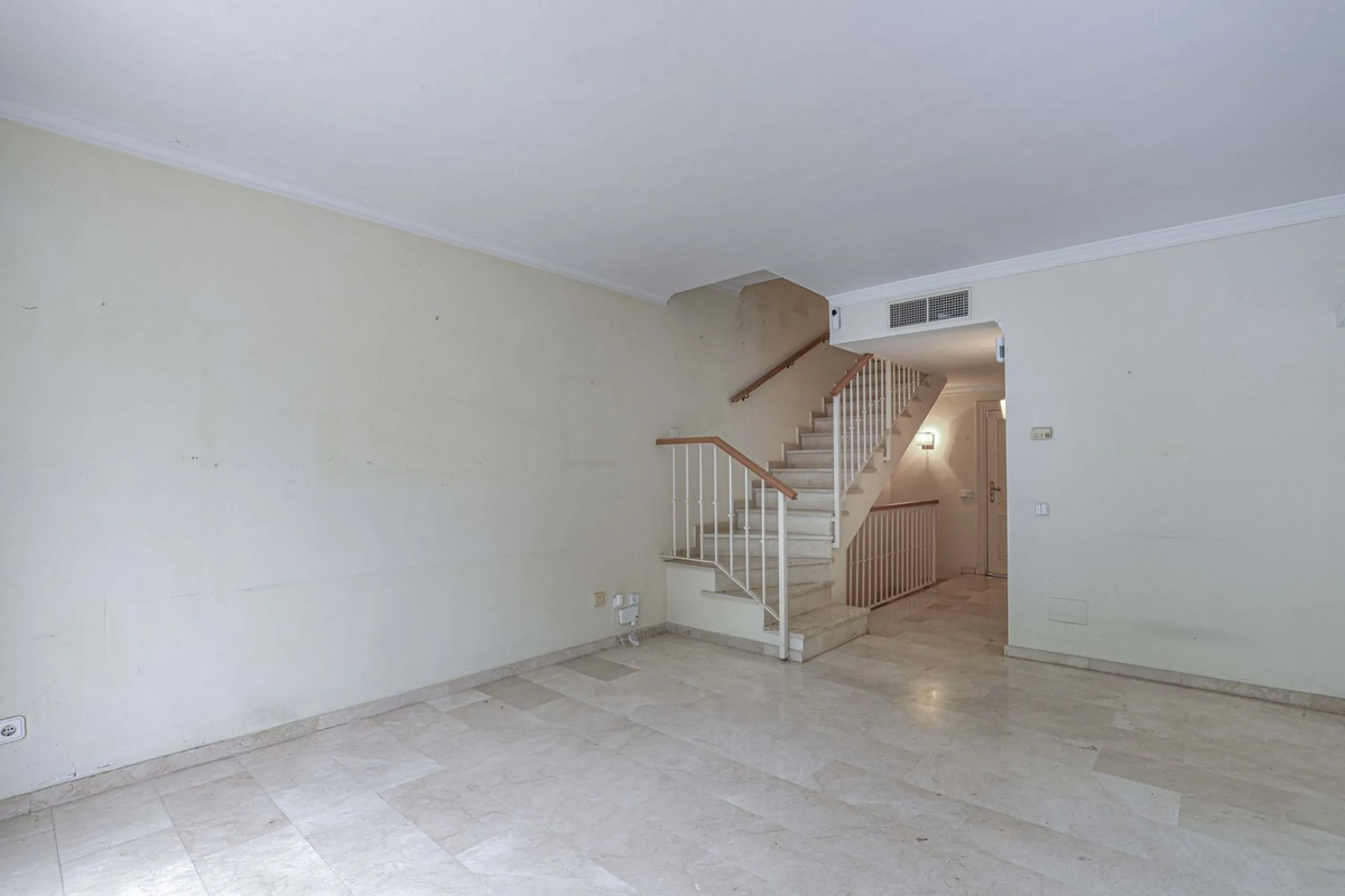 A fantastic investment opportunity in La Quinta, located directly on the La Quinta Golf & Country Club course.