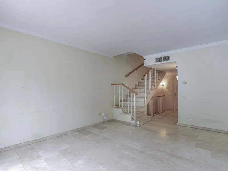 A fantastic investment opportunity in La Quinta, located directly on the La Quinta Golf & Country Club course.