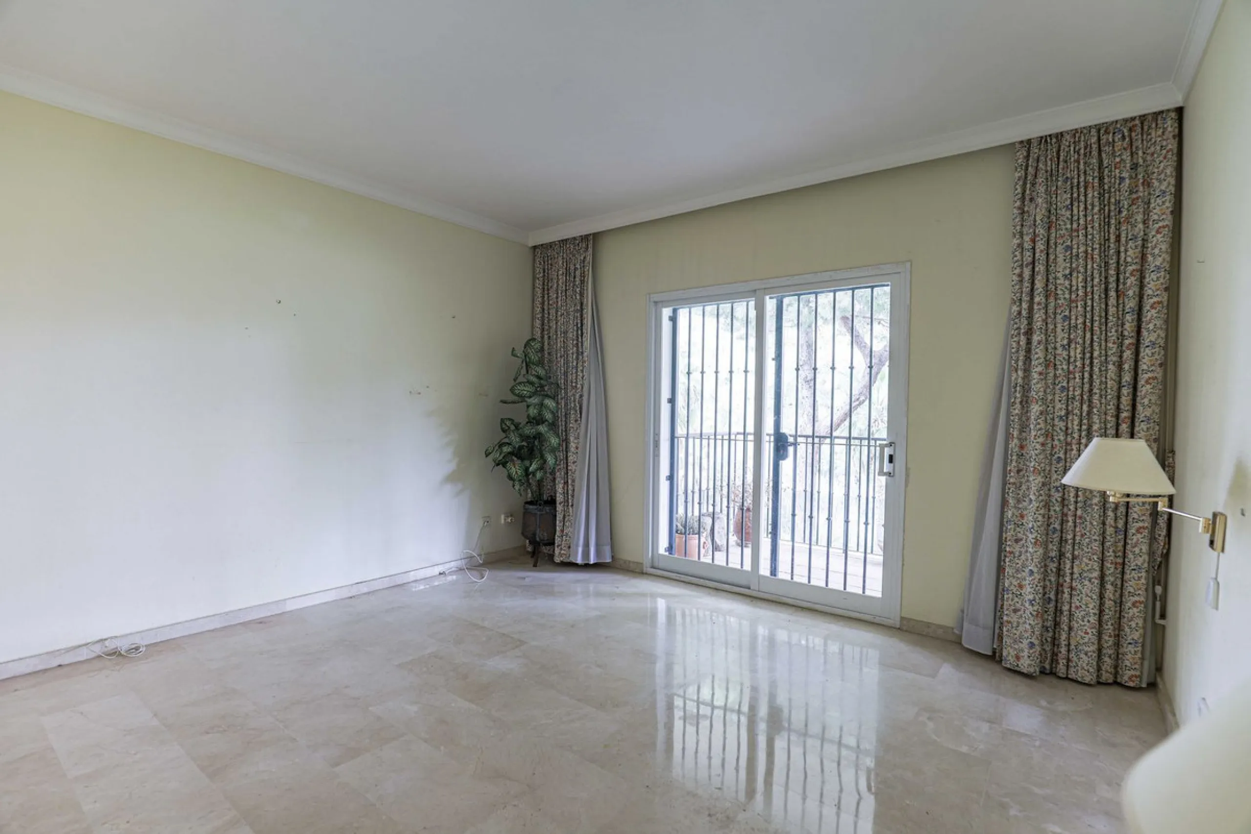 A fantastic investment opportunity in La Quinta, located directly on the La Quinta Golf & Country Club course.
