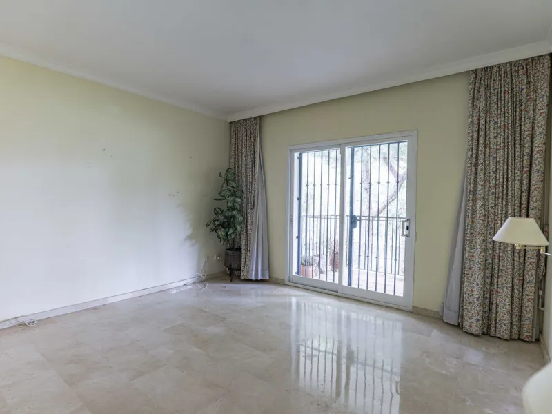 A fantastic investment opportunity in La Quinta, located directly on the La Quinta Golf & Country Club course.