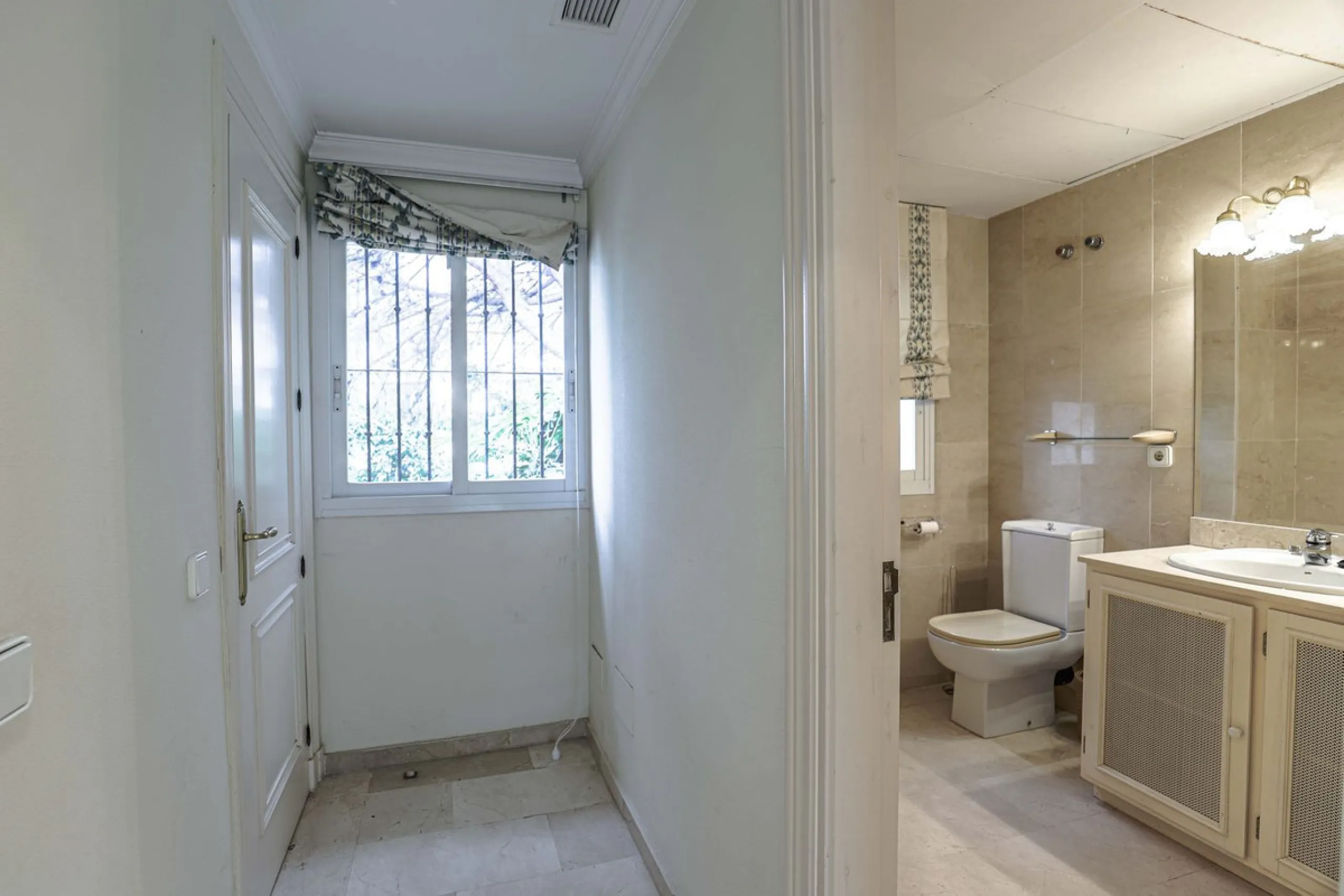 A fantastic investment opportunity in La Quinta, located directly on the La Quinta Golf & Country Club course.