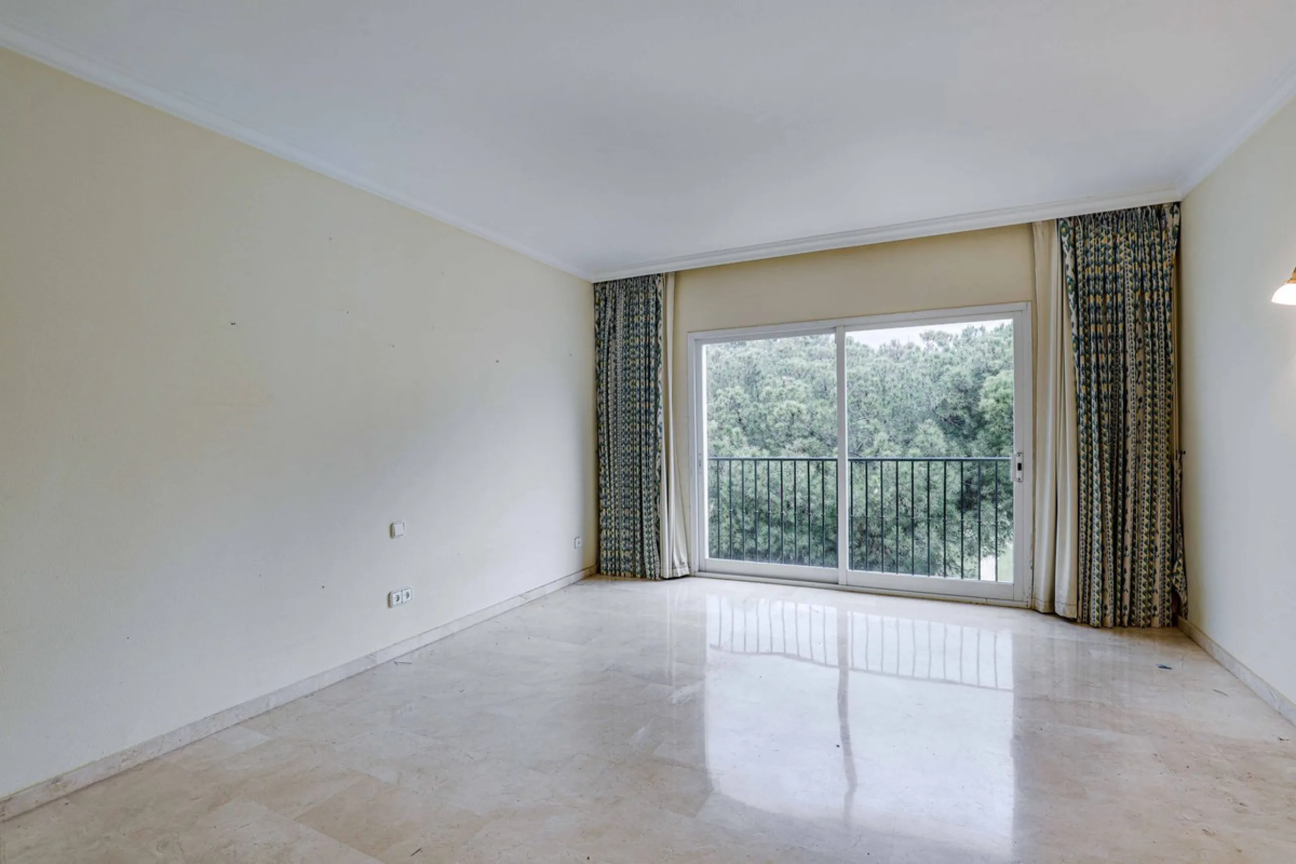 A fantastic investment opportunity in La Quinta, located directly on the La Quinta Golf & Country Club course.