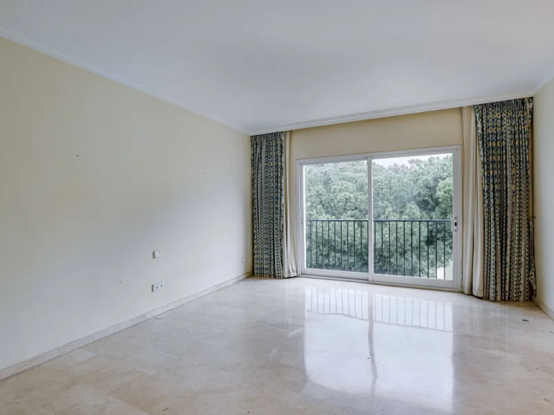 A fantastic investment opportunity in La Quinta, located directly on the La Quinta Golf & Country Club course.