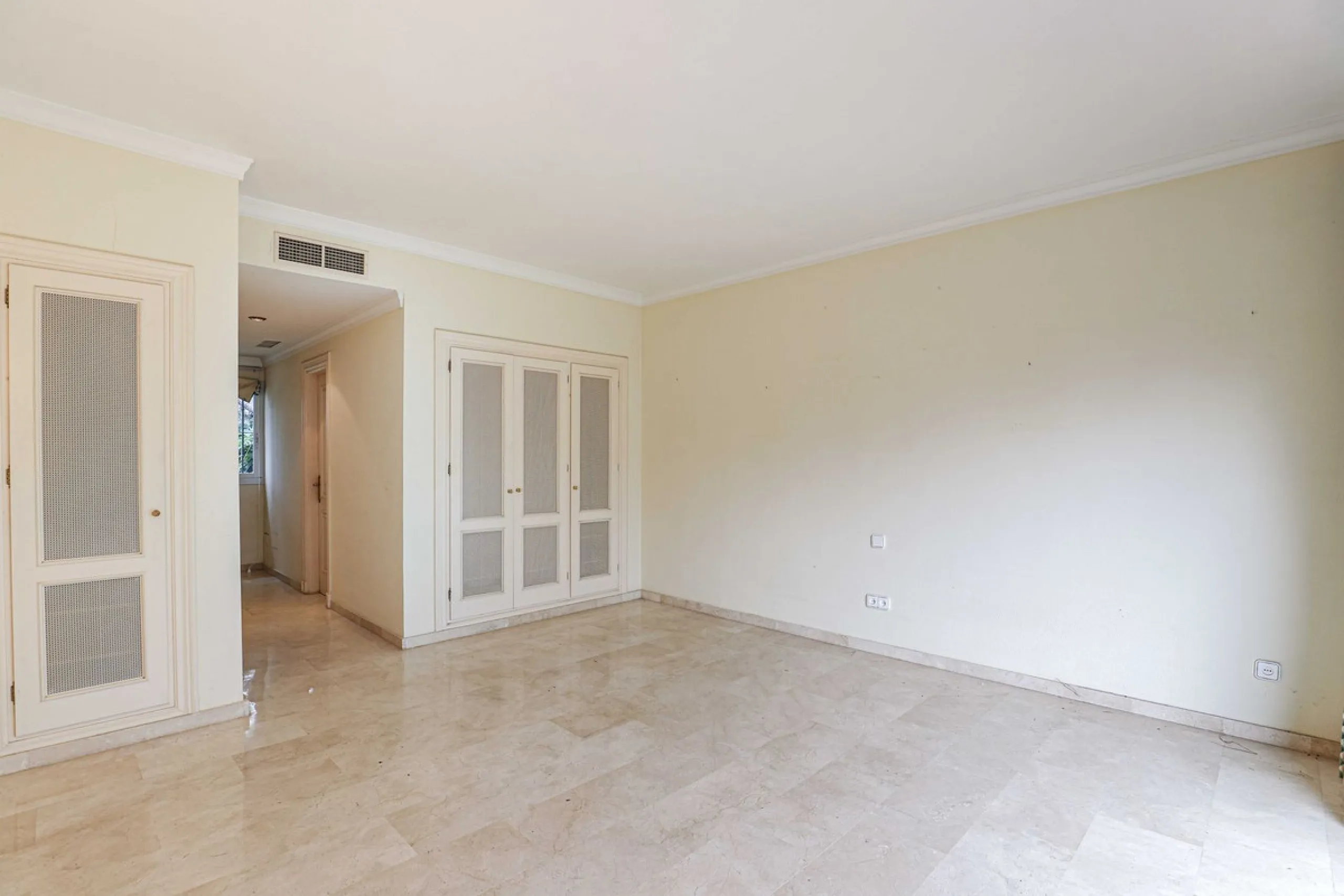 A fantastic investment opportunity in La Quinta, located directly on the La Quinta Golf & Country Club course.