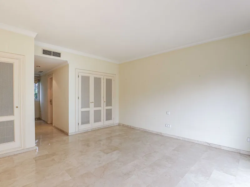 A fantastic investment opportunity in La Quinta, located directly on the La Quinta Golf & Country Club course.