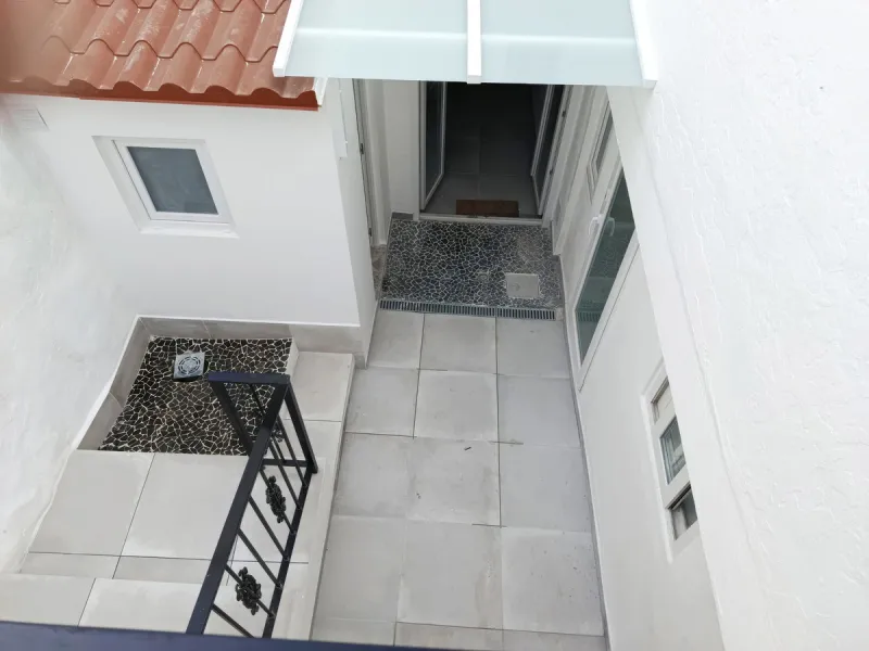 Located just a few minutes' walk from the centre of Alhaurín el Grande, this beautifully renovated apartment perfectly blends traditional charm with a modern, minimalist style.