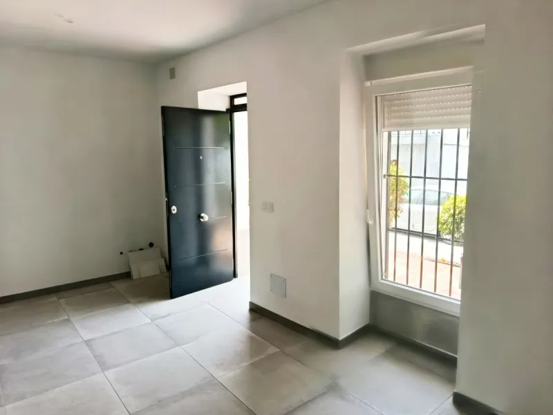 Located just a few minutes' walk from the centre of Alhaurín el Grande, this beautifully renovated apartment perfectly blends traditional charm with a modern, minimalist style.