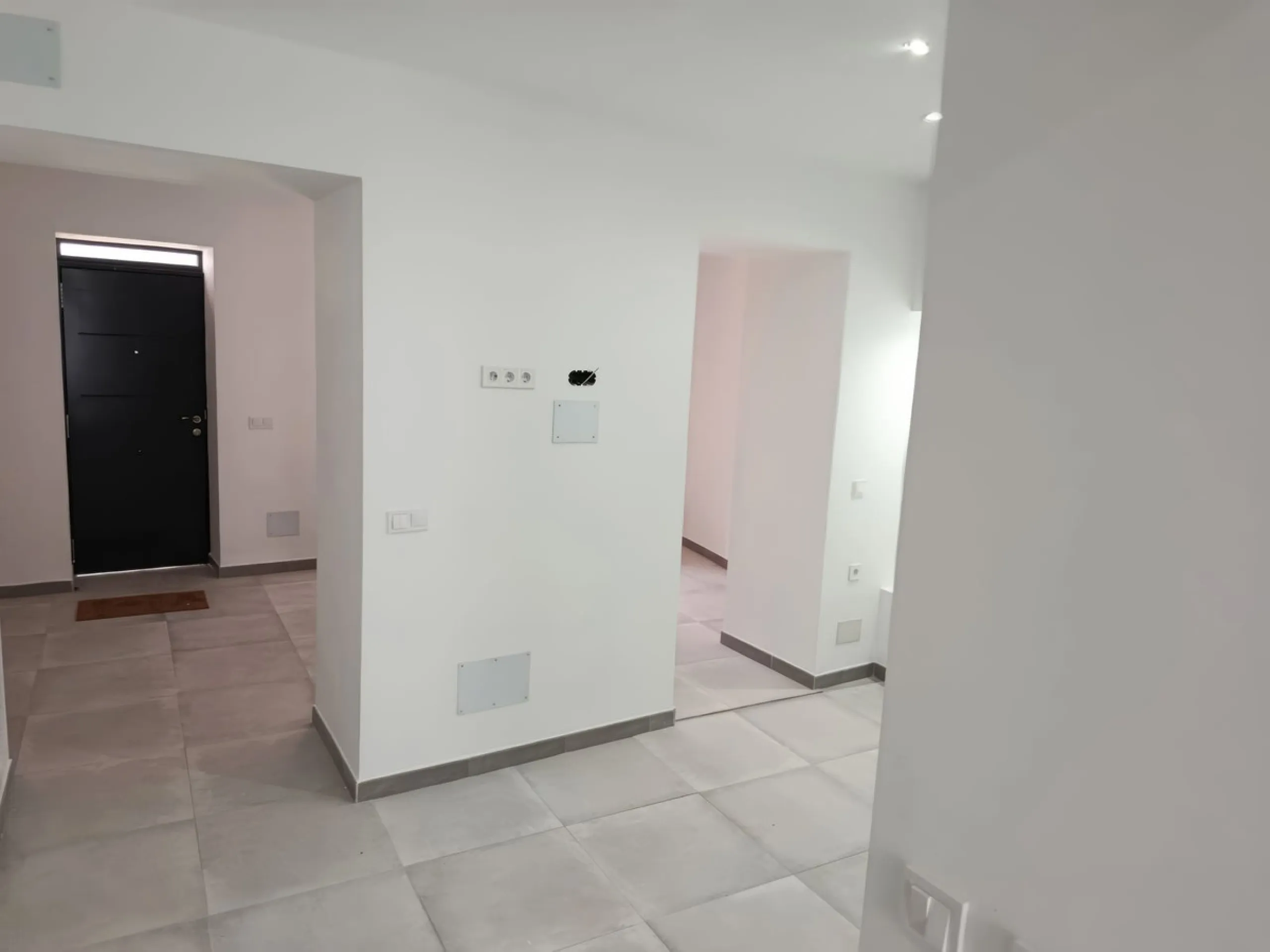 Located just a few minutes' walk from the centre of Alhaurín el Grande, this beautifully renovated apartment perfectly blends traditional charm with a modern, minimalist style.
