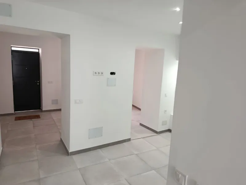 Located just a few minutes' walk from the centre of Alhaurín el Grande, this beautifully renovated apartment perfectly blends traditional charm with a modern, minimalist style.