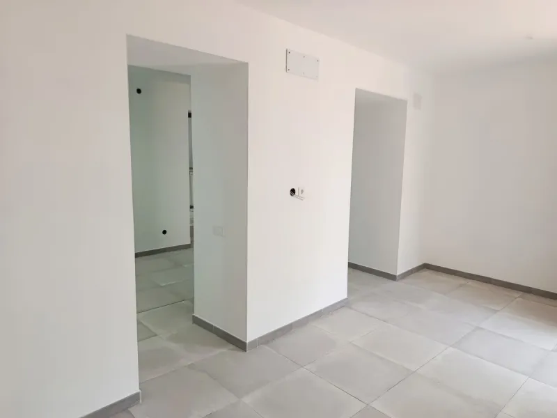 Located just a few minutes' walk from the centre of Alhaurín el Grande, this beautifully renovated apartment perfectly blends traditional charm with a modern, minimalist style.