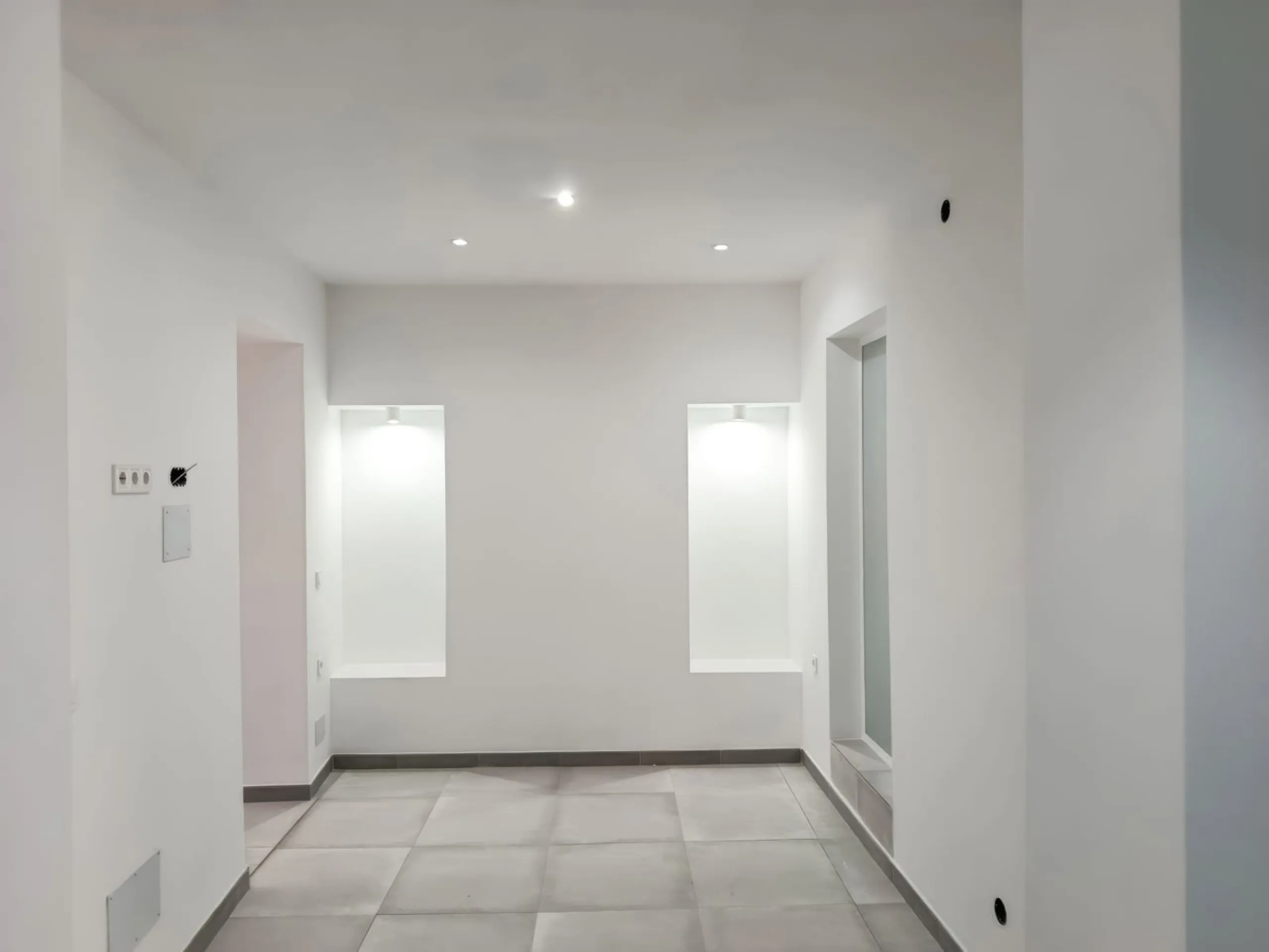 Located just a few minutes' walk from the centre of Alhaurín el Grande, this beautifully renovated apartment perfectly blends traditional charm with a modern, minimalist style.