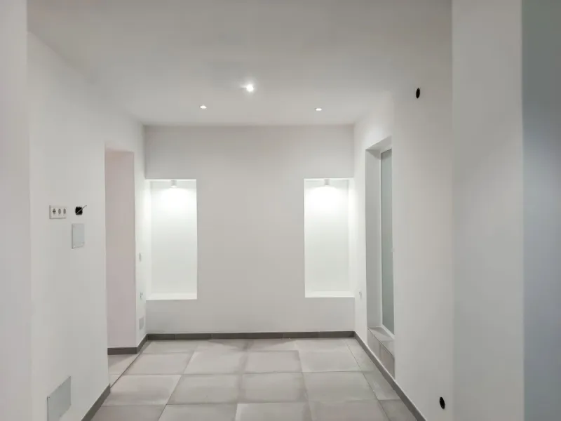 Located just a few minutes' walk from the centre of Alhaurín el Grande, this beautifully renovated apartment perfectly blends traditional charm with a modern, minimalist style.