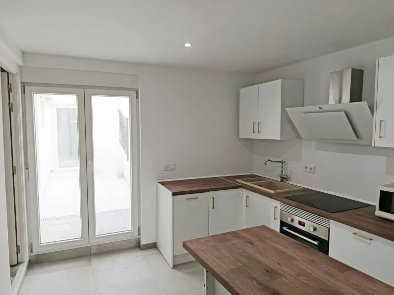 Located just a few minutes' walk from the centre of Alhaurín el Grande, this beautifully renovated apartment perfectly blends traditional charm with a modern, minimalist style.