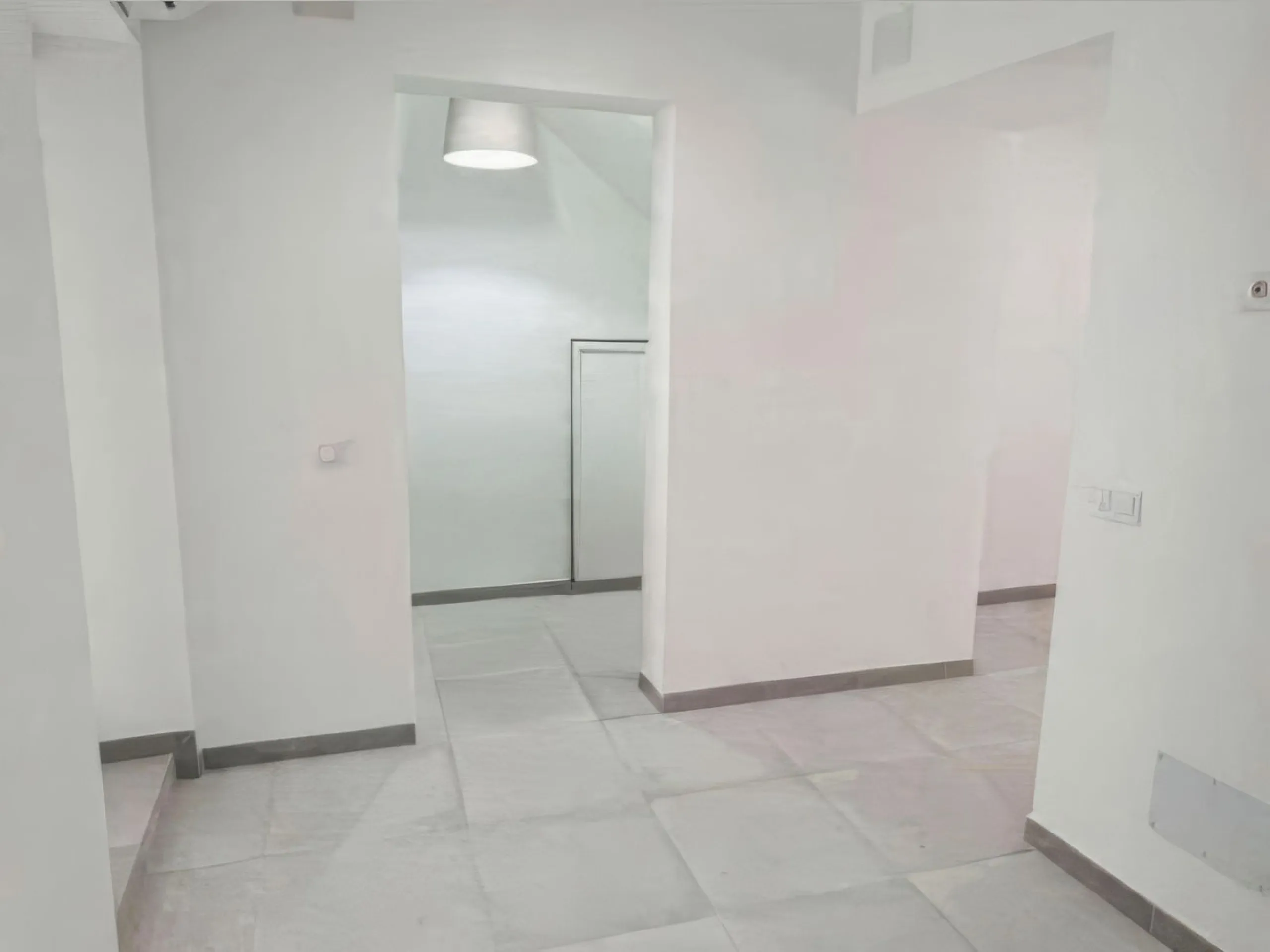 Located just a few minutes' walk from the centre of Alhaurín el Grande, this beautifully renovated apartment perfectly blends traditional charm with a modern, minimalist style.
