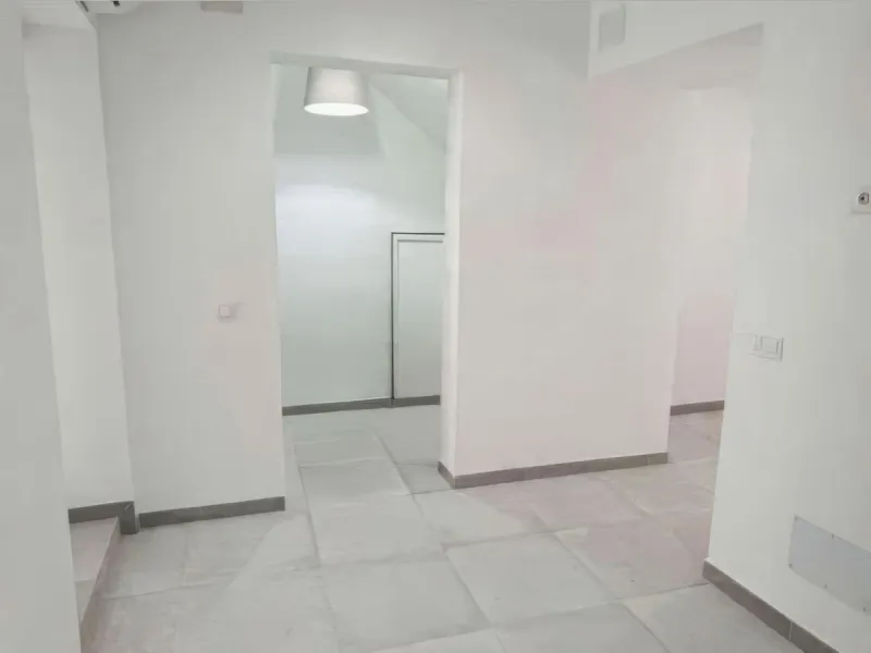 Located just a few minutes' walk from the centre of Alhaurín el Grande, this beautifully renovated apartment perfectly blends traditional charm with a modern, minimalist style.