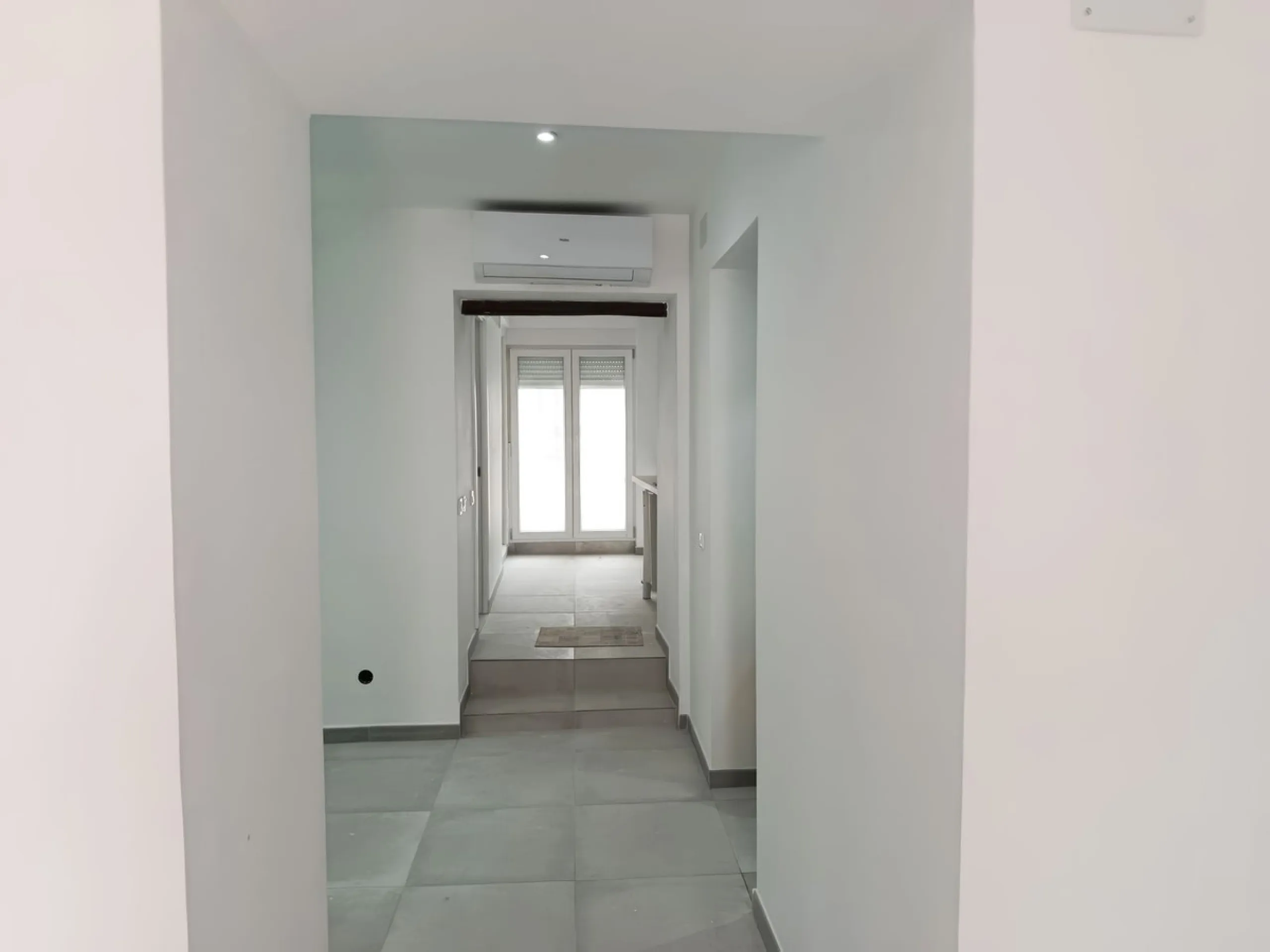 Located just a few minutes' walk from the centre of Alhaurín el Grande, this beautifully renovated apartment perfectly blends traditional charm with a modern, minimalist style.