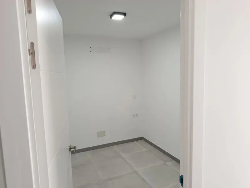 Located just a few minutes' walk from the centre of Alhaurín el Grande, this beautifully renovated apartment perfectly blends traditional charm with a modern, minimalist style.
