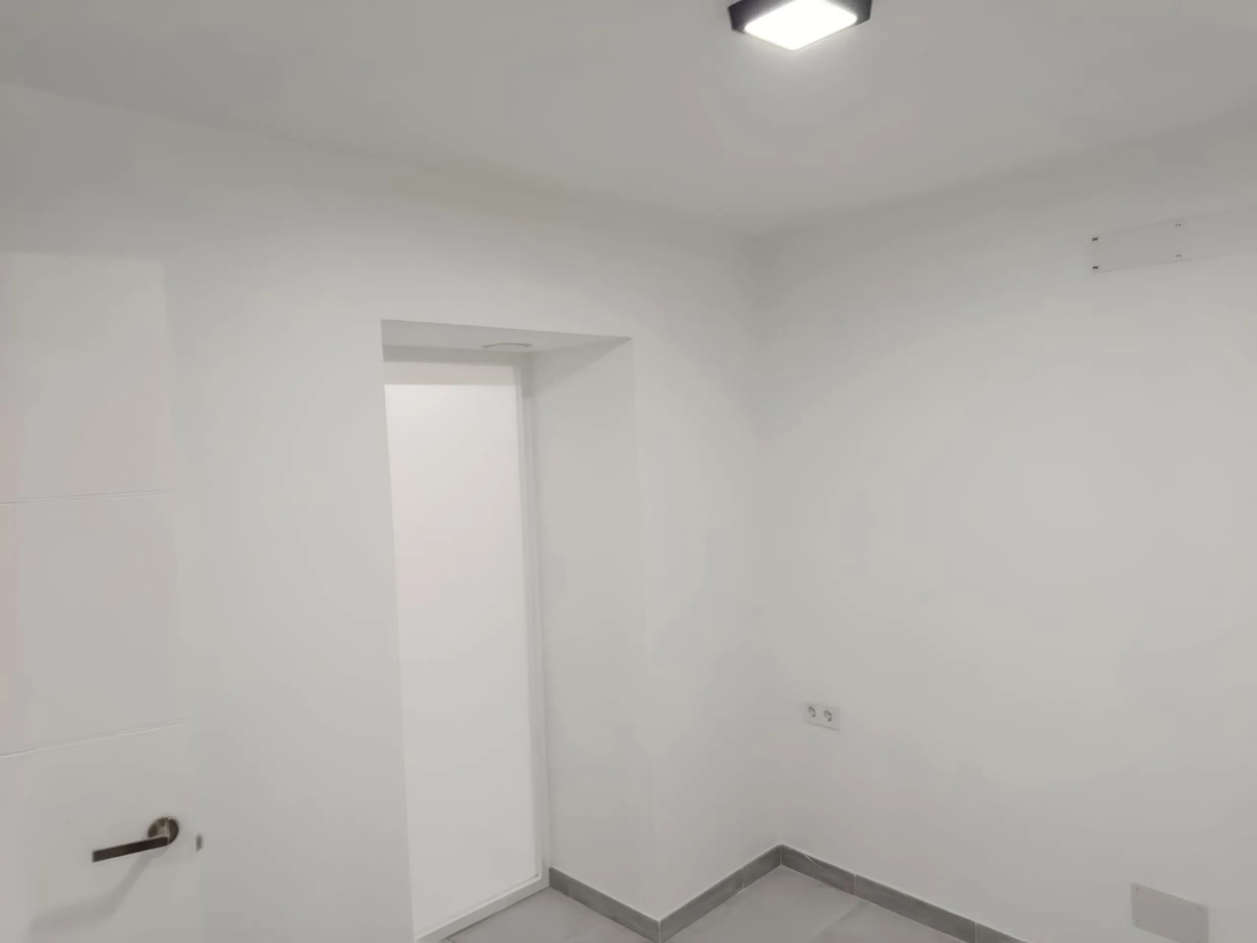 Located just a few minutes' walk from the centre of Alhaurín el Grande, this beautifully renovated apartment perfectly blends traditional charm with a modern, minimalist style.