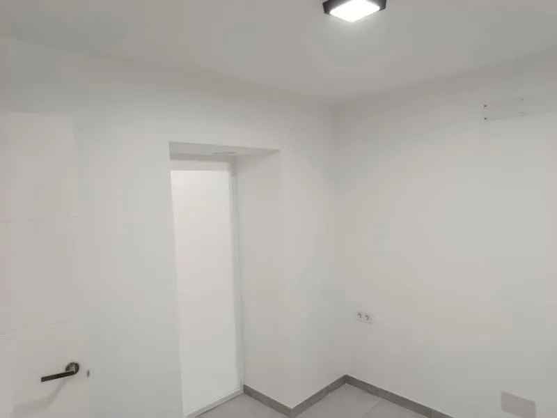 Located just a few minutes' walk from the centre of Alhaurín el Grande, this beautifully renovated apartment perfectly blends traditional charm with a modern, minimalist style.