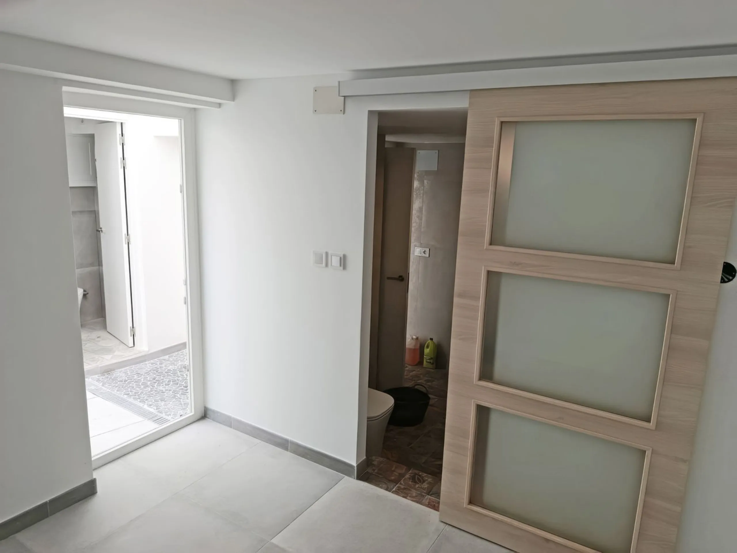 Located just a few minutes' walk from the centre of Alhaurín el Grande, this beautifully renovated apartment perfectly blends traditional charm with a modern, minimalist style.