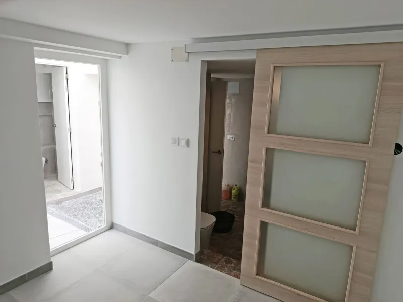 Located just a few minutes' walk from the centre of Alhaurín el Grande, this beautifully renovated apartment perfectly blends traditional charm with a modern, minimalist style.