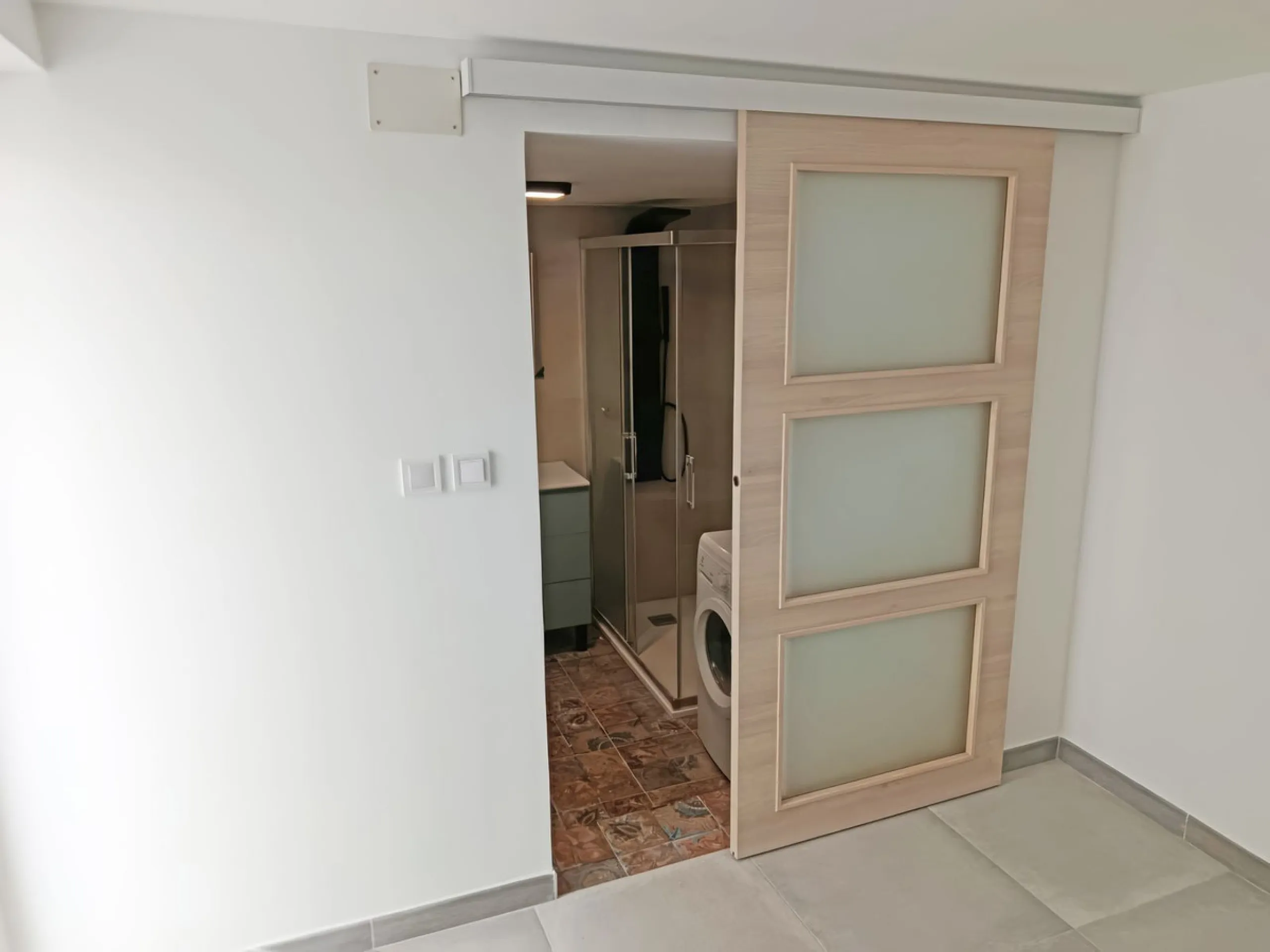 Located just a few minutes' walk from the centre of Alhaurín el Grande, this beautifully renovated apartment perfectly blends traditional charm with a modern, minimalist style.
