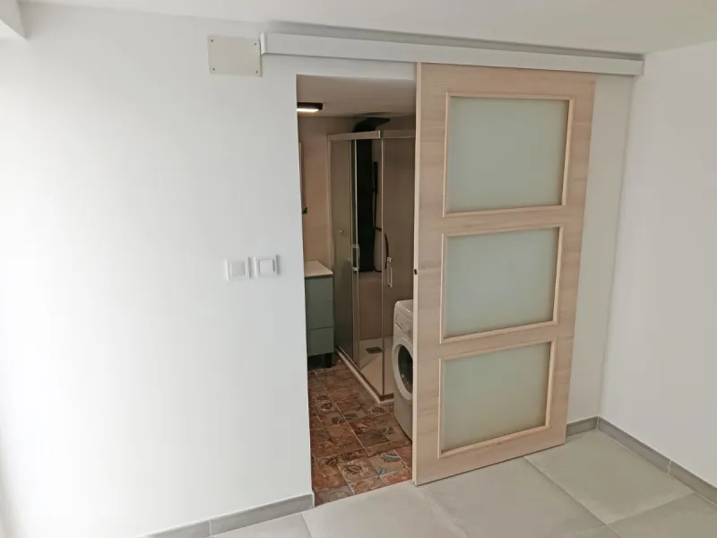 Located just a few minutes' walk from the centre of Alhaurín el Grande, this beautifully renovated apartment perfectly blends traditional charm with a modern, minimalist style.