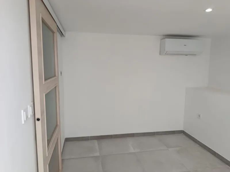 Located just a few minutes' walk from the centre of Alhaurín el Grande, this beautifully renovated apartment perfectly blends traditional charm with a modern, minimalist style.