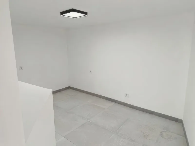 Located just a few minutes' walk from the centre of Alhaurín el Grande, this beautifully renovated apartment perfectly blends traditional charm with a modern, minimalist style.