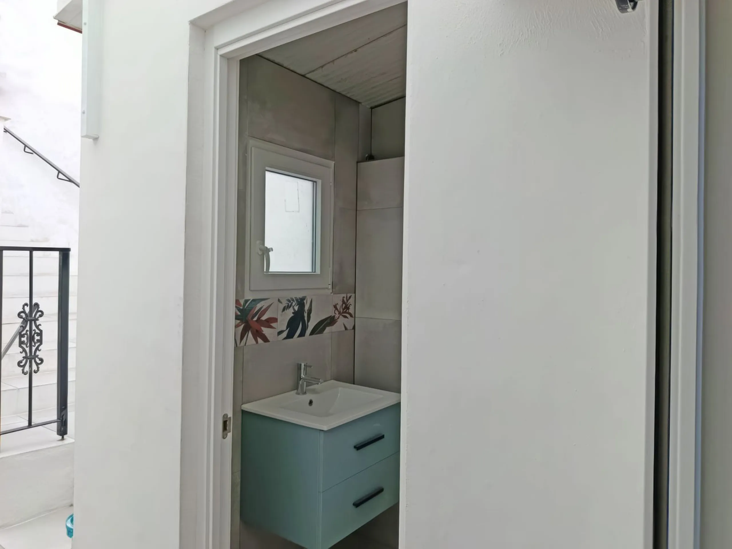 Located just a few minutes' walk from the centre of Alhaurín el Grande, this beautifully renovated apartment perfectly blends traditional charm with a modern, minimalist style.